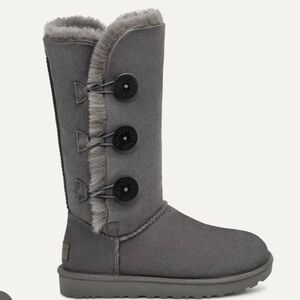UGG Bailey Button Triplet Boots in Grey – Women’s Size 9